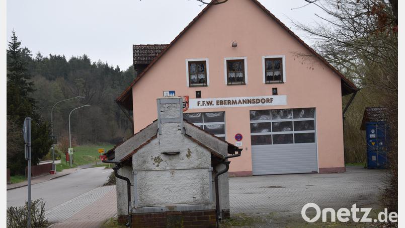 Das bisherige Domizil der Ebermannsdorfer Feuerwehr. Wegen beengter Platzverhältnisse und einiger Mängel muss neu gebaut werden. Was den Standort für den Neubau angeht, sind nicht alle Gemeinderäte mit einem Areal bei den alten Tennisplätzen einverstanden. Bild: bö