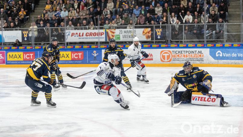 Eine exemplarische Szene für das zweite Halbfinale in Tilburg: Tomas Rubes (vorne, weißes Trikot) scheitert am überragenden Trappers-Goalie Cedrick Andree. Bild: Arie Leeuwesteijn