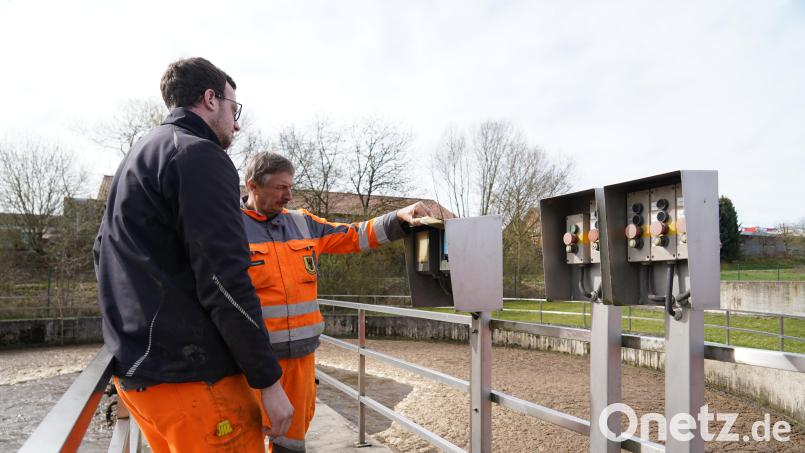 Die Kläranlage in Erbendorf wurde mit neuer Technik ausgestattet. Der Vorteil: Sie verbraucht durch die neue Steuerung weniger Strom. Das hat Vorteile für die Stadt und die Bürger. Die Klärwärter Maximilian Winkler und Bernhard Fütterer kontrollieren den Sauerstoffanteil und die Temperatur in den Klärbecken. Bild: kaz
