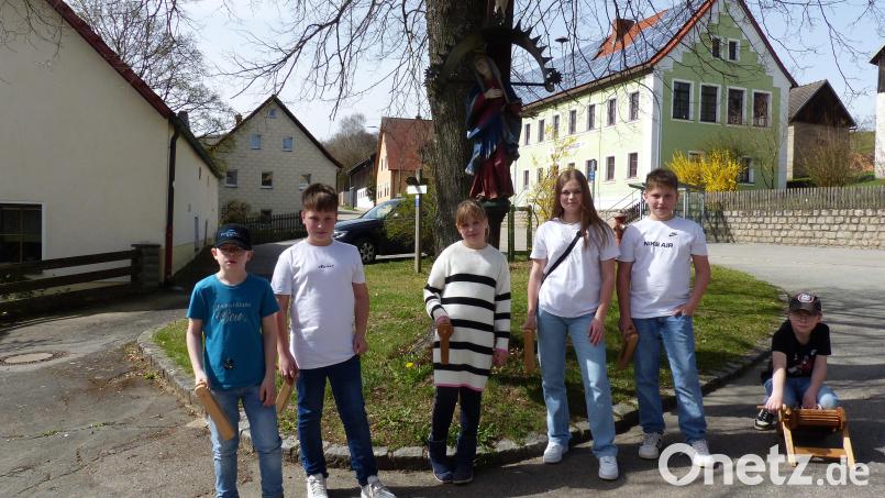In Döllnitz beginnen sie mit dem Ratschen am Dorfkreuz unter der Anleitung von Oberministrantin Leonie (Dritte von rechts) mit den amtierenden und den angehenden Ministranten. Bild: sl