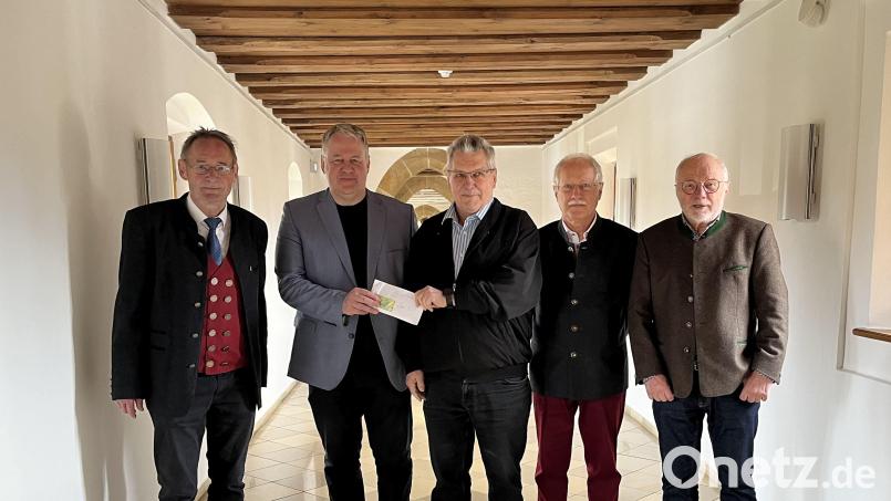 Die 2.000 Euro von "KulturAS" sind laut Landrat Richard Reisinger (Zweiter von links) bestens angelegt, nämlich in Menschlichkeit. Von links: Josef Schmaußer, Walter Heldrich, Helmut Heinl und Dieter Radl. Bild: Christine Hollederer/exb