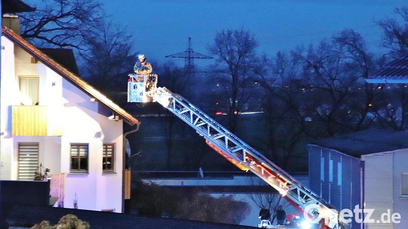 Mit der Drehleiter kontrollierte ein Mann der Schwandorfer Feuerwehr Fassade und Dach des betroffenen Hauses an der Neukirchner Straße in Ettmannsdorf-West. Bild: td