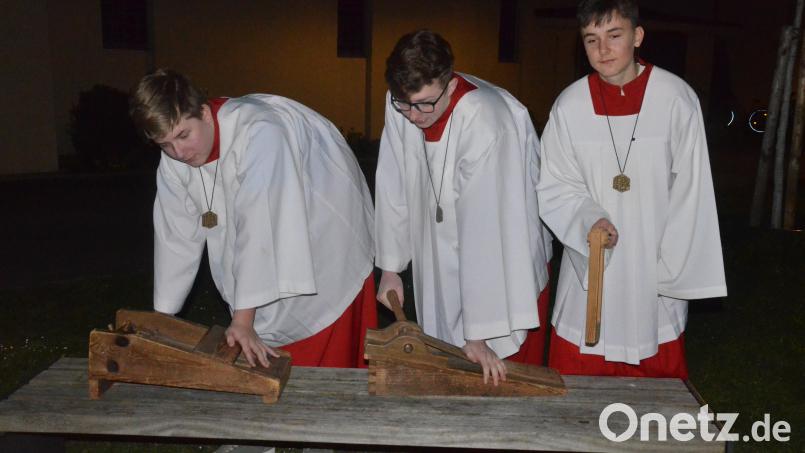 Ganz schön Krach machen die Ministranten in der Osternacht vor der Herz-Jesu-Kirche mit ihren Ratschen und Klappern. Bild: Kunz