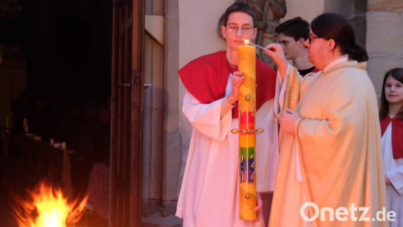 Die Feier der Auferstehung begann in der Pfarrei St. Laurentius in Eschenbach am Sonntagmorgen mit der Segnung des Osterfeuers und mit dem Entzünden der Osterkerze. Sie symbolisiert den Sieg über die Dunkelheit. Bild: do