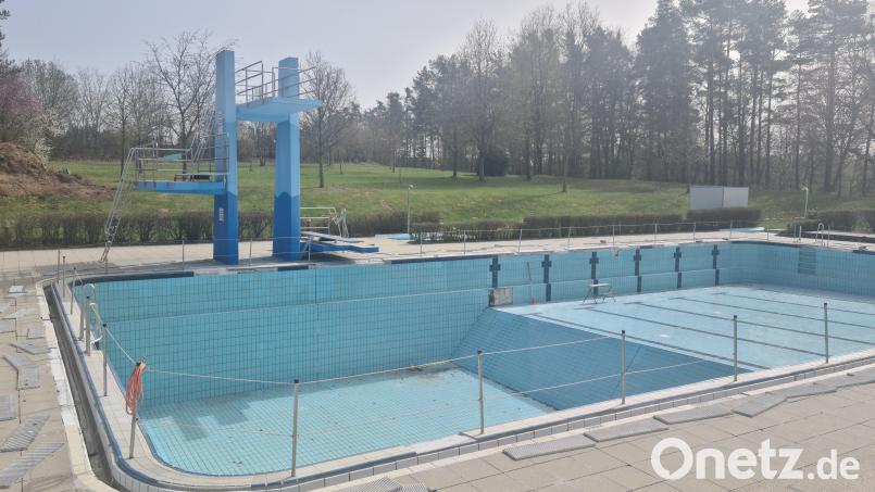 Der Sprungturm im Grafenwöhrer Waldbad erfüllt heutige Sicherheitsstandards nicht mehr. Neue Metalltürme sollen ihn ersetzen. Bild: sne