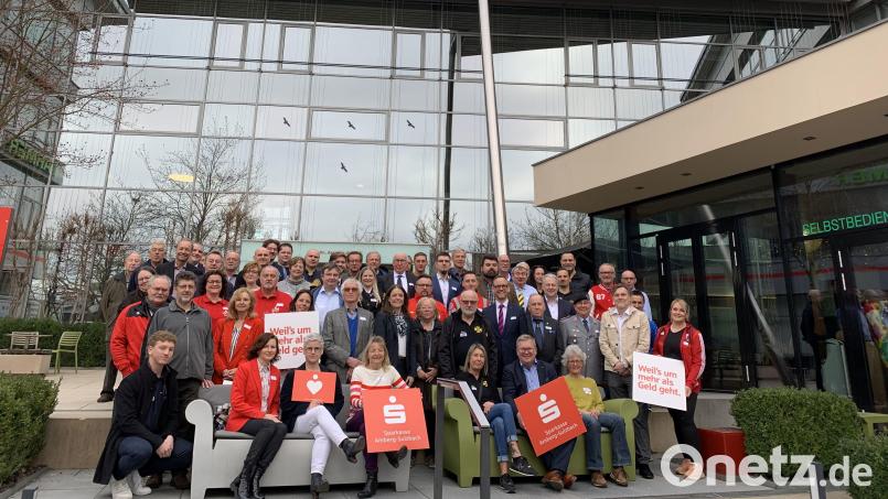 Großer Andrang bei der Spendenübergabe vor der Zentrale der Sparkasse Amberg-Sulzbach in Amberg mit den Vertretern der Empfänger-Vereine. Bild: Kathrin Schmidt/exb
