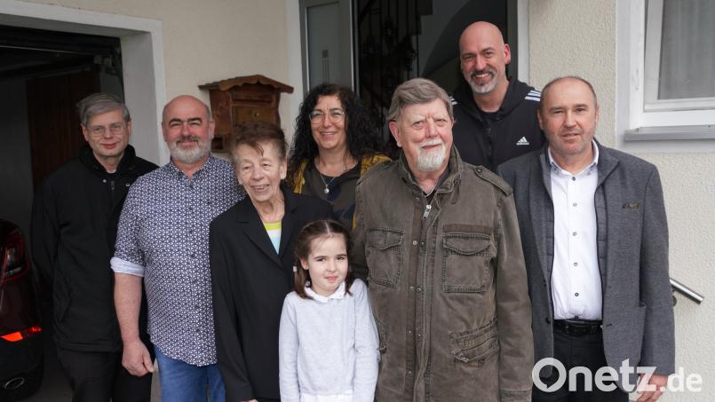 Alfons Ertl (Dritter von rechts) feiert mit seiner Familie und vielen Gratulanten seinen 85. Geburtstag. Mit dabei seine drei Kinder Peter (Zweiter von links), Claudia (Mitte) und Roman (Zweiter von rechts). Bild: fvo