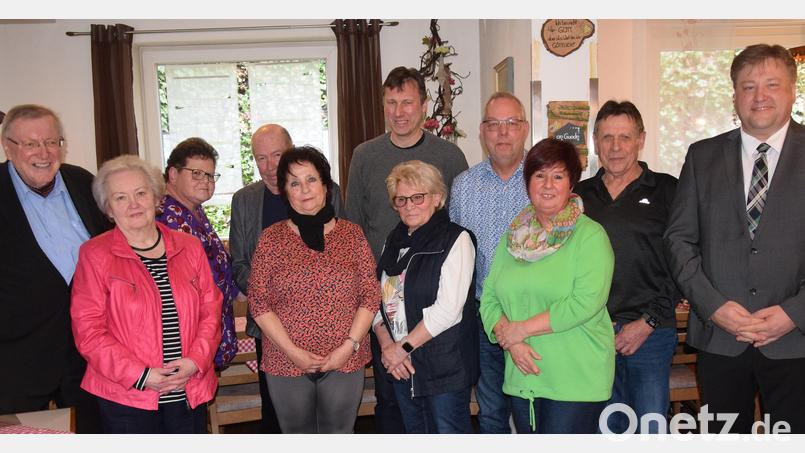 Der neue Vorstand des VdK Kastl, an dessen Spitze weiterhin Hermann Kucharski (links) steht. Bild: bö