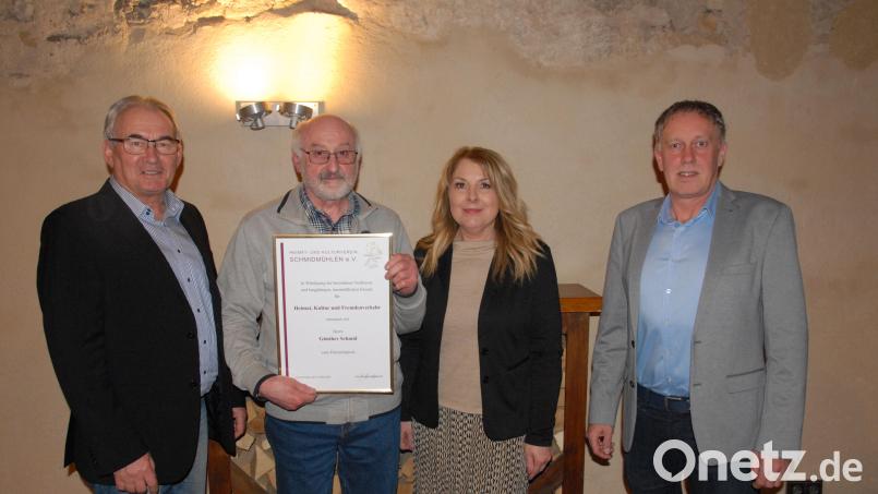 Die beiden Vorsitzenden Mathias Huger und Gabi Kirschner (von rechts) sowie Schmidmühlens zweiter Bürgermeister Martin Bauer (links) verliehen Günther Schmid die Ehrenmitgliedschaft des Heimat- und Kulturvereins. Bild: pop