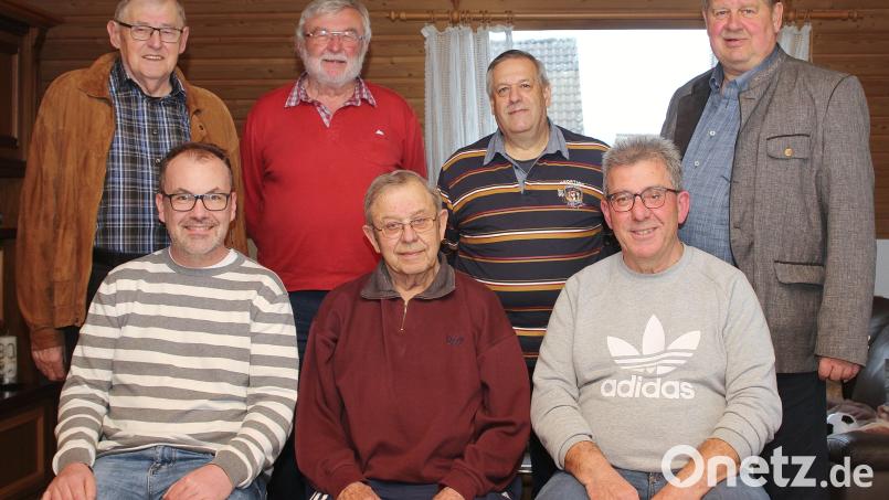 Vereine gratulieren zusammen mit Bürgermeister Martin Schregelmann dem beliebten Etzenrichter Willi Herrmann (Mitte, vorn) zum 85. Wiegenfest. Bild: war