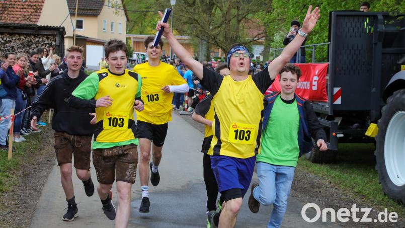 Tolle Momente im vergangenen Jahr im Ziel des Landkreislaufs in Kirchenreinbach: Das Team der Gastgeber freute sich über Platz 53 wie über den Gesamtsieg. Archivbild: Wolfgang Steinbacher