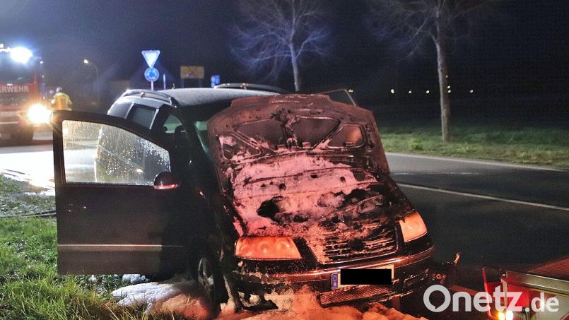 Nur noch Schrottwert hat ein Van aus dem Raum Regensburg, der am Ostersonntag unweit des Klardorfer Kreisels plötzlich in Brand geriet. Bild: td