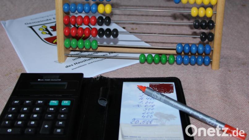 Mit spitzem Stift gerechnet sind die Zahlen des Haushalts 2024 für die Gemeinde Etzelwang. Symbolbild: ds