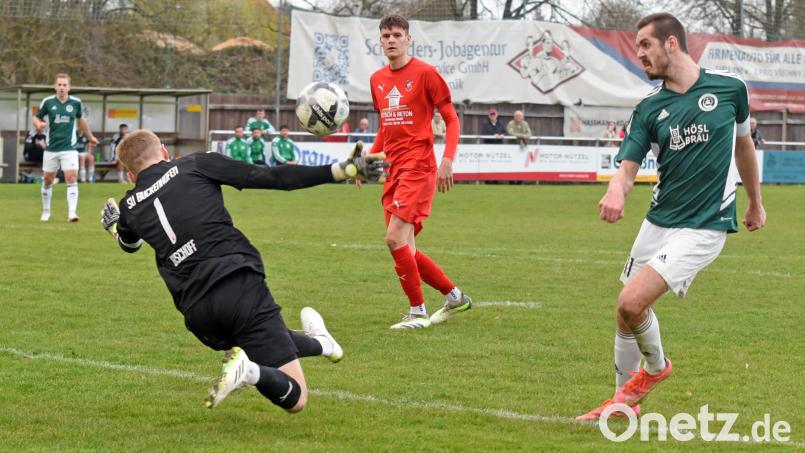 Die Entscheidung in Mitterteich: Marco Kießling (rechts) lupft den Ball über Gästetorwart Felix Bischoff ins Netz. Der SV Mitterteich bezwang den SV Buckenhofen mit 2:0. Bild: Gebert