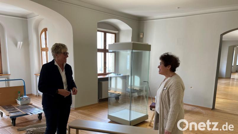Kulturamtschefin Sabine Guhl (rechts) und Museumsleiterin Stefanie Dietz auf der Baustelle im Obergeschoss des Keramikmuseums. Dort sollen ab Herbst moderne Designobjekte und antike Gegenstände aus aller Welt zu sehen sein, nicht nur aus Porzellan. Bild: phs