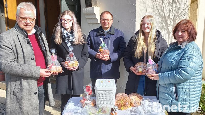 Roman Melzner (links), Zweiter Vorsitzender des Fördervereins Kinderheim Bana, bedankte sich am Ostersonntag mit Pfarrer Markus Bruckner (Mitte) bei den vielen fleißigen Händen des Krippenspielteams bei ihrer traditionellen Osterlamm-Aktion. Bild: mez/exb
