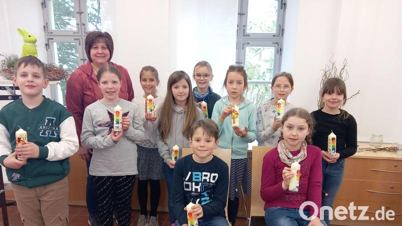 Sabine Stier freut sich mit den Kindern über die selbst gebastelten Osterkerzen. Bild: Stadt Tirschenreuth/exb