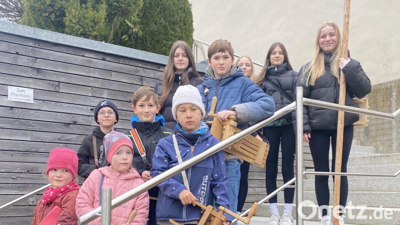 Die Ratschenkinder 2024 vor dem Aufgang zur Kirche. Bild: Alois Bauer/exb