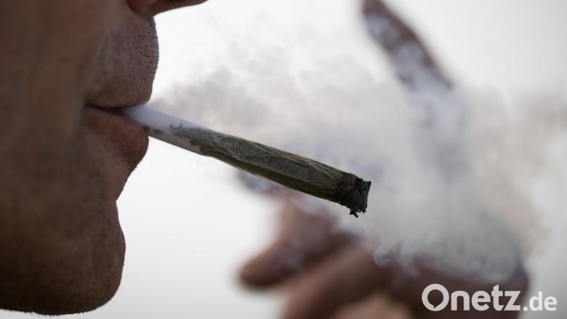 Die Oberpfälzer Polizei beschreibt den Start der Cannabis-Legalisierung zum 1. April als &quot;ruhig&quot;. Symbolbild: Sebastian Gollnow/dpa