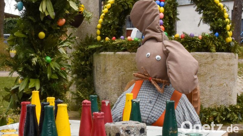 Der &quot;vierte Mann&quot;, als er noch an seinem Platz am &quot;Mensch ärgere dich nicht&quot;-Tisch saß: Der Hase mit den orangenen Hosenträgern ist verschwunden. Die Raigeringer hätten ihn gern zurück. Archivbild: Stephan Huber