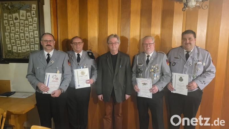 Für einige KRK-Mitglieder gab es Urkunden: (von links) Wilhelm Schiener, Vorsitzender Alois Freundl, Dritter Bürgermeister Hans Klupp, Hans-Dieter Dietl, Zweiter Vorsitzender und stellvertretender Kreisvorsitzender Thorsten Schiener. Bild: Wilhelm Schiener/exb