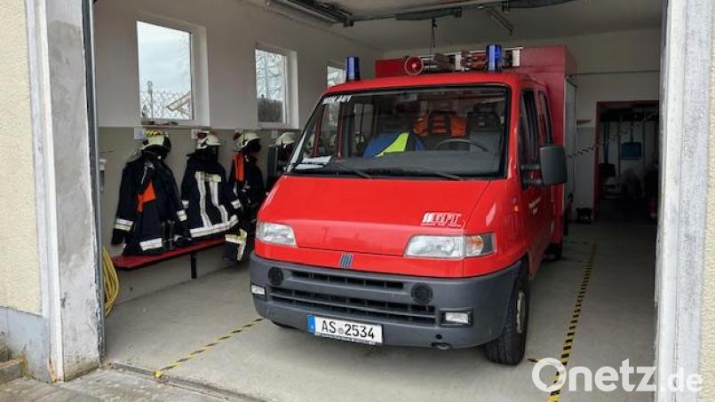 Das Fahrzeug und das Gerätehaus der Feuerwehr Winbuch sind in die Jahre gekommen. Bild: bjo