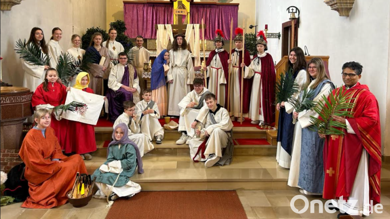Ein ergreifendes Passionsspiel zeigten die Friedenfelser Ministranten. Mit im Bild die Oberministranten und Pfarrer Joseph (rechts). Bild: Pfarramt Friedenfels/exb