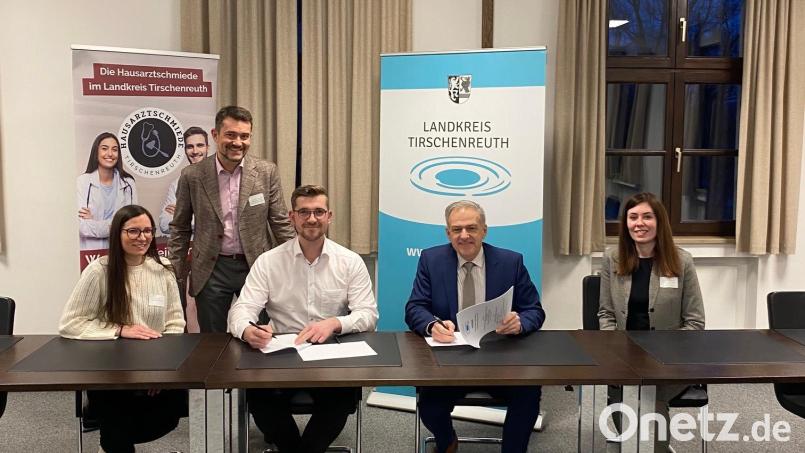 Projektmanagerin Laura Ott, Dr. Peter Deinlein (Hausarzt und Projektinitiator), Michael Heldwein, Landrat Roland Grillmeier sowie Projektkümmerin Linda Wunderlich (von links) freuen sich über den ersten unterschriebenen Vertrag. Bild: Landratsamt Tirschenreuth/exb