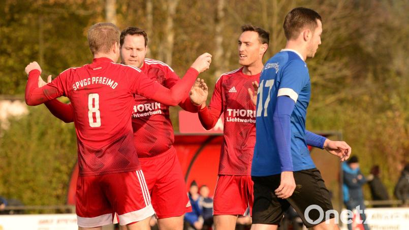 Es gibt derzeit einiges zu bejubeln bei der SpVgg Pfreimd: (von links) Dennis Lobinger, Bastian Lobinger und Michael Busch. Bild: ham