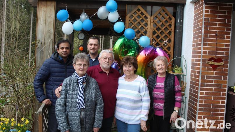Pfarrer Pater Anish George (von links), Christa Schiener und Bürgermeister Wolfgang Söllner sowie Helga Bayer (von rechts) und Gerda Kern gratulierten Helmut Beregsasi zum 80. Geburtstag. Bild: soj
