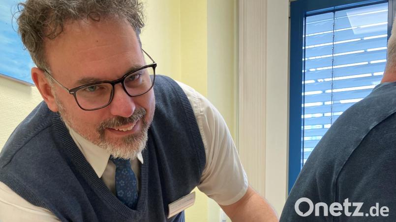 Professor Dr. Achim Benditz untersucht einen Patienten in seiner Sprechstunde. Bild: Klinikum Fichtelgebirge/exb