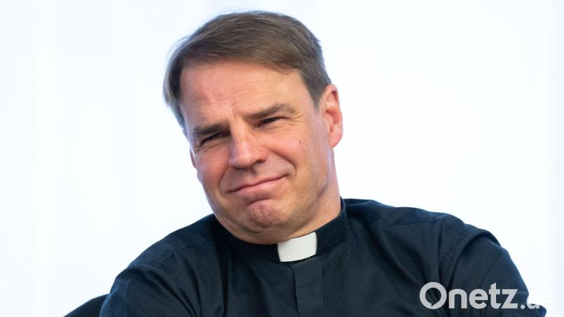 Stefan Oster, Bischof von Passau, nimmt an einer Versammlung teil. Bild: Sven Hoppe/dpa