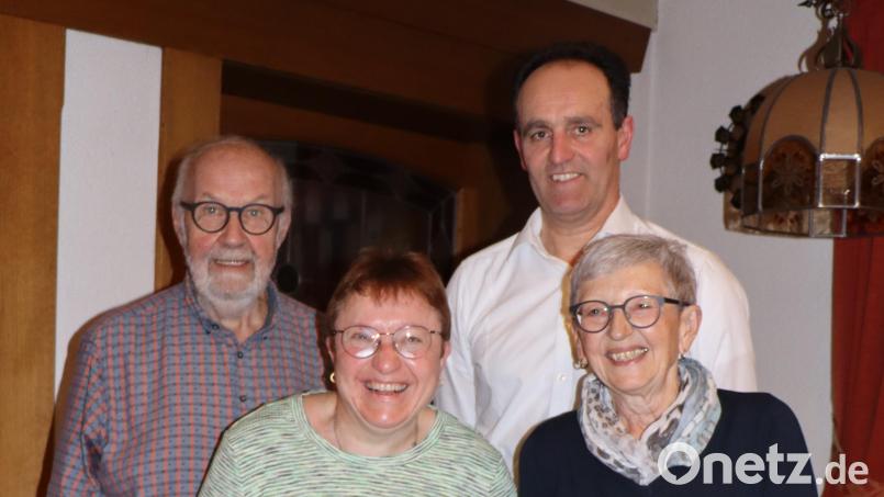 Die Jubilare (vorne, von links) Silke Pilhofer und Renate Siegert mit (hinten, von links) Vorsitzendem Rudi Gruber und Bürgermeister Hans-Jürgen Strehl nach der Ehrung. Bild: gru