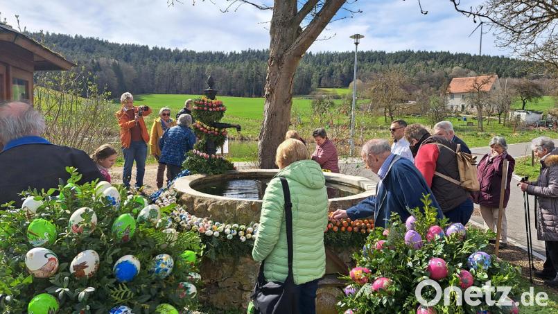 Auch der Osterbrunnen in Sinnleithen wurde besichtigt. Bild: Markus Fichtner/exb