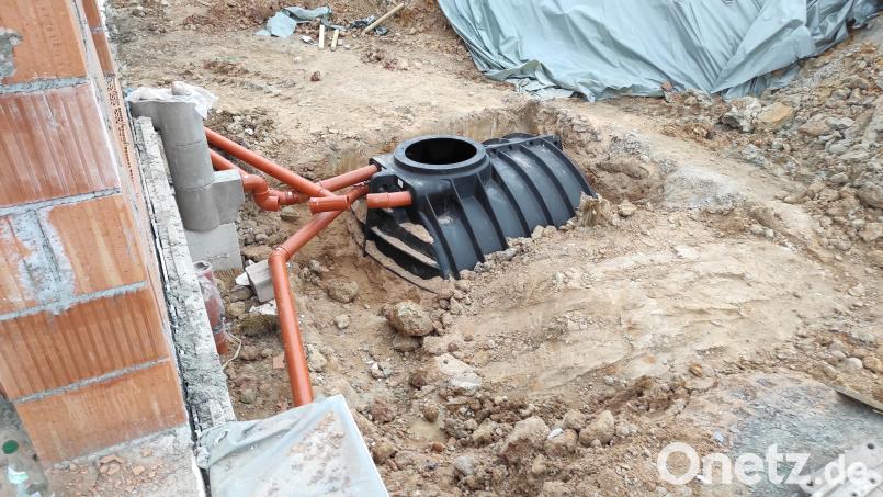 Im Neubau ist eine Zisterne relativ einfach zu verbauen. Wichtig dabei: Filtersets und Rohrleitungen für die Nutzung in Garten und Haus. Symbolbild: Erik Stauffer