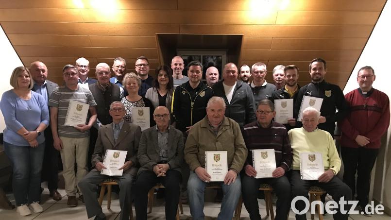 Seine Jubilare ehrt der SV Hahnbach. Der Vorstand und die Ehrengäste gratulieren besonders Josef Färber (sitzend links) für seine 70 Jahre Mitgliedschaft. Bild: mma
