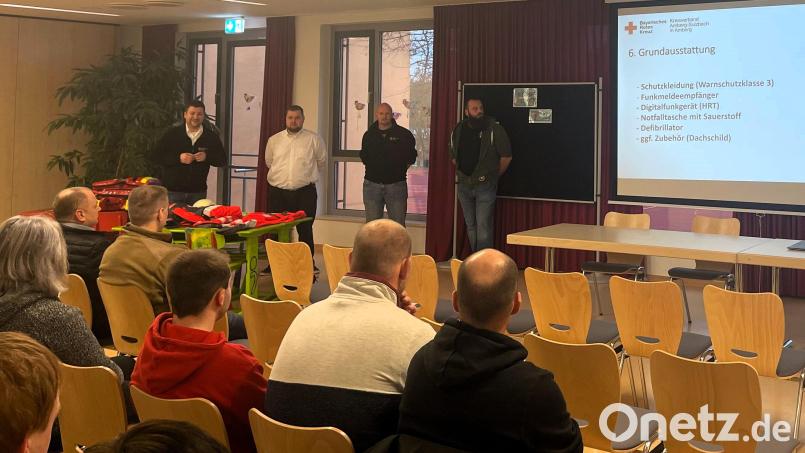 Einige BRK-Mitglieder stehen beim Infoabend in der Aula der Grundschule Ebermannsdorf Rede und Antwort (von links): Maximilian Herbst, Tobias Hofmann, Thorsten Schmid und Christian Mötsch. Bild: wec
