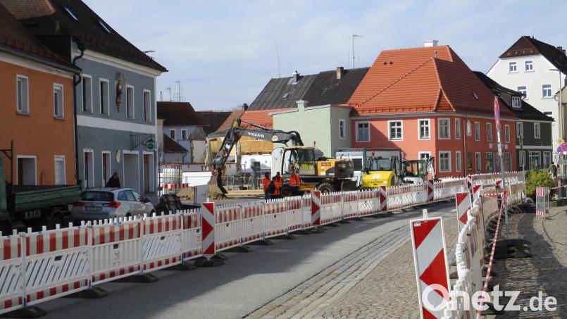Absperrzäune dominieren derzeit das Stadtbild von Pfreimd. Die Haas-Kreuzung ist eine der Maßnahmen, die im Haushalt für dieses Jahr vorgesehen sind. Bild: bnr