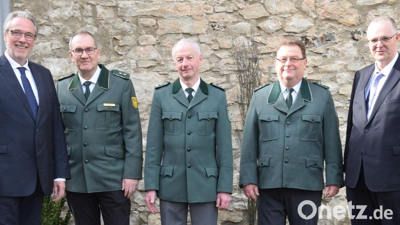 Vorstandsmitglied Paul Johannes Fietz und der Leiter der Sparte Bundesforst, Burkard Schneider (von links), sowie der Geschäftsbereichsleiter Organisation und Personal, Michael Müller (rechts), verabschiedeten Dr. Markus Perpeet (Mitte) in den Ruhestand und führten dessen Nachfolger Manfred Kellner (Zweiter von rechts) ins Amt ein. Bild: bö