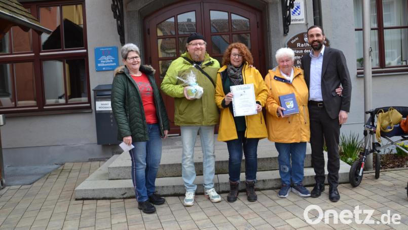 Zum 25. Aufenthalt werden Karin Ksellmann (Zweite von rechts) und ihr Schwiegersohn Jörg sowie Tochter Manuela Brinke zum fünften Aufenthalt vom Moosbacher Bürgermeister Armin Bulenda (rechts) im Rathaus geehrt. Dazu gratuliert Gastgeberin Heidi Wittmann (links). Bild: gi