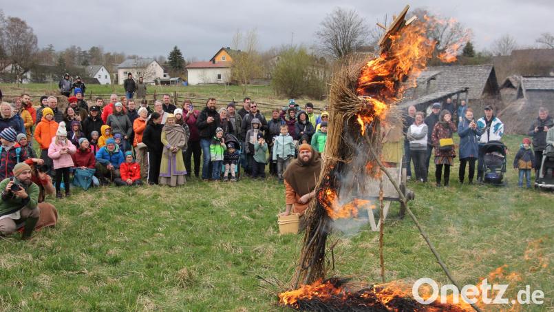 Mit dem Abbrennen einer Strohpuppe wurde symbolisch der Winter ausgetrieben. Viele Schaulustige wollten sich dieses Spektakel im Geschichtspark Bärnau-Tachov nicht entgehen lassen. Bild: kro