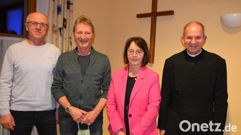Bei der Ehenfelder Pfarrversammlung wird Thomas Gnan (Zweiter von links) verabschiedet. Kirchenpfleger Joachim Winkler, Pfarrgemeinderats-Sprecherin Anita Falk und Pfarrer Johann Hofmann (von links) danken ihm im Namen der Pfarrei für seinen Einsatz. Bild: fdl