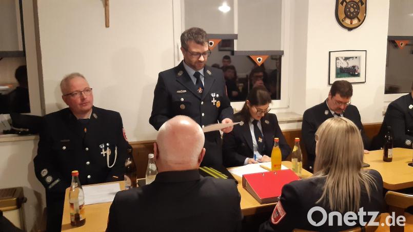 Vorsitzender Michael Amtmann (stehend) mit Vorstand sowie Kommandanten und Kreisbrandinspektor. Bild: Gemeinde Kulmain/exb