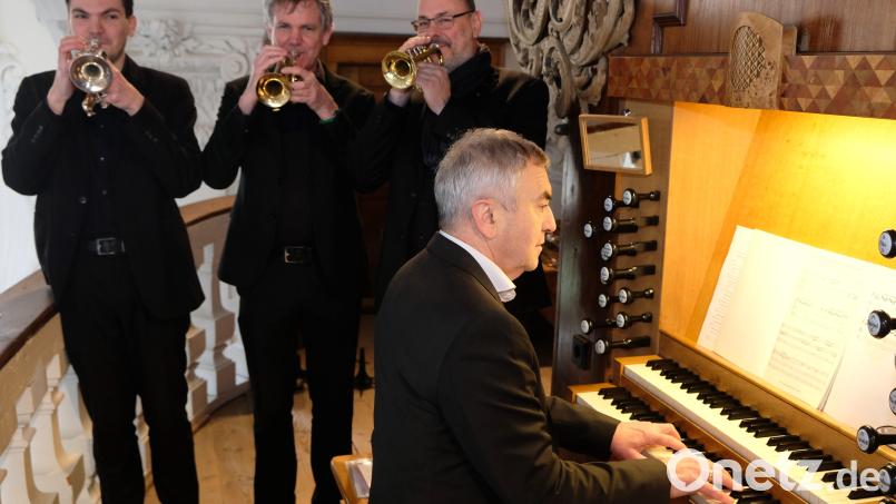 Mit festlichen Klängen jubilierte am Ostermontag das Trompetenensemble Heroldsberg in der Klosterkirche Speinshart. An der Orgel verkündete Georg Schäffner, bis 2018 Regionalkantor in der Erzdiözese Bamberg, die Auferstehung Bild: do
