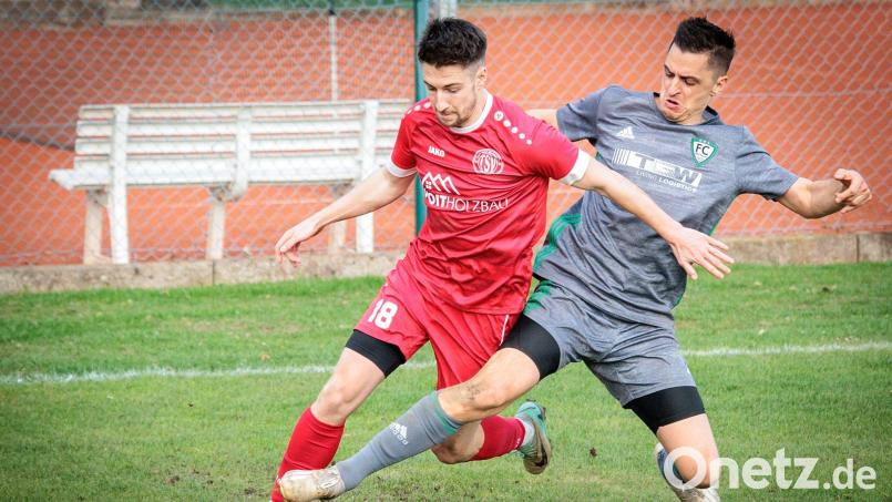 Der Tännesberger André Klahn (links) und Manuel Löffelmann vom FC OVI/Teunz im Zweikampf. Bild: Günter Uschold