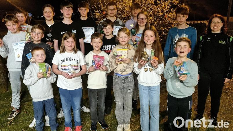Die Jungschützen des Schützenvereins Hubertus Schirmitz erhalten nicht nur Pokale und Urkunden. Auch Süßes gibt es für die Teilnehmer. Bild: Robl/exb