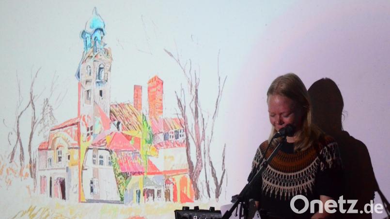 Line Bøgh vor der gemalten Kulisse ihrer neuen Heimatstadt Zeitz bei ihrem Auftritt im "Parapluie". Bild: Kunz