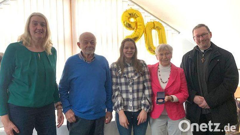 Gratulationscour zum 90. Geburtstag (von links): Zweite Bürgermeisterin Susanne Lindner, Diete Austr, Enkelin Emilia, die Jubilarin Berta Aust und Pfarrvikar Christian Preitschaft. Bild: dpe