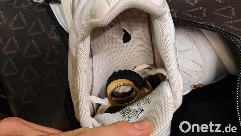 Ein 24-Jähriger hat versucht, die Polizei bei Waldsassen zu überlisten, indem er gekaufte Schlagringe in einem Turnschuh versteckte. Bild: Bundespolizei Waidhaus/exb