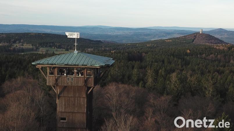Der Böhmerwalturm am Weingartenfels im Schönseer Land wurde 1983 erbaut und am 1. Juli 1984 eingeweiht. Archivbild: Hermann Markgraf